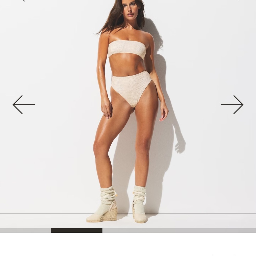 Skims mid waist swim bottom 
Egret crocodile print 
Size S